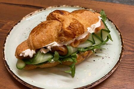 Круассан с сëмгой и огурцом