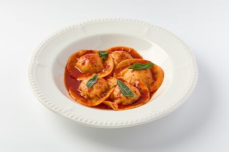 Равиоли с томленным в травах ягненком