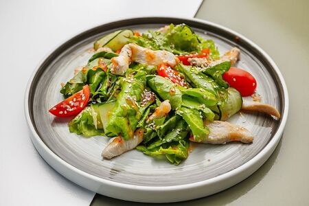 С куриной грудкой и кисло-сладким соусом