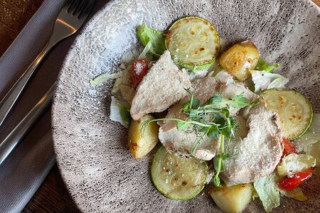 Салат с цыплёнком и печёными овощами