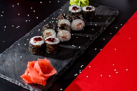 Маки с угрем