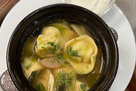 Пельмени сибирские в бульоне из боровиков