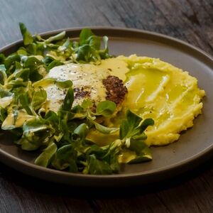 Крабкейк с картофельным пюре и сырным соусом