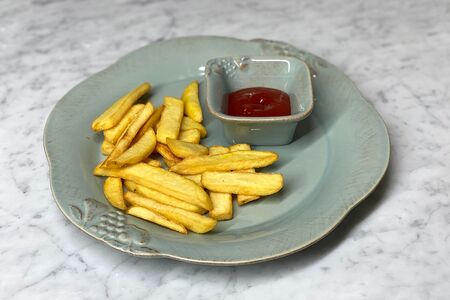 Ломтики картофеля, обжаренные в масле