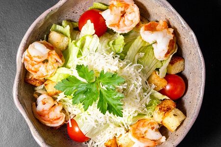 Салат Цезарь с креветками