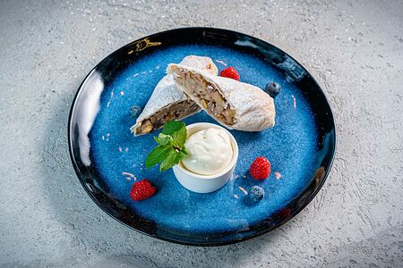 Яблочный штрудель с мороженым