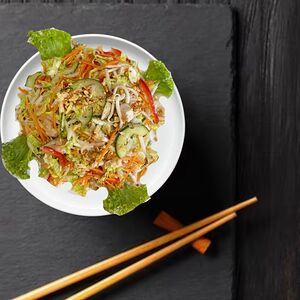 Салат Фукуок с куриным филе и овощами в кисло-сладком соусе