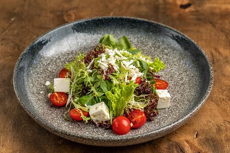 Микс зелёных листьев салата с брынзой