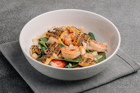 Салат с морепродуктами, клубникой и манго