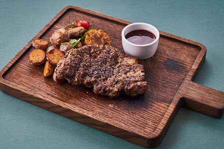 Свинина с запеченным молодым картофелем