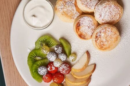 Сырники с фруктами и сметаной