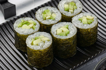 Мини ролл с авокадо 6 шт