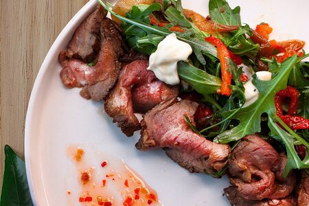 Ростбиф с печеным перцем и луком