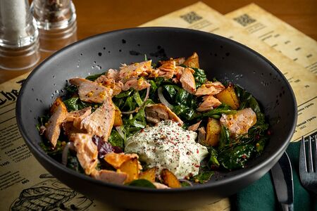 Салат с копченым диким лососем