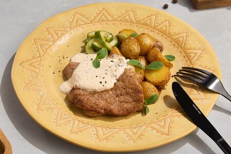 Стейк из свинины с беби картофелем