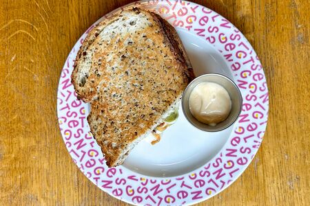 Гриль-чиз с карамельным луком