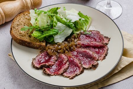 Маринованный ростбиф с листьями салата и ремесленным хлебом