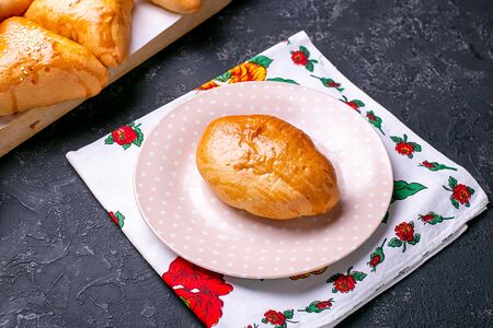 Пирожок с зелёным луком и яйцом