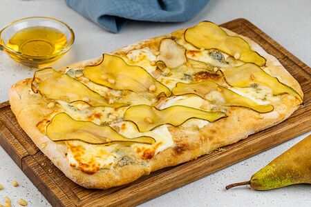 Римская пицца с сыром горгонзола и грушей
