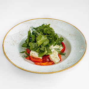 Салат из помидоров с домашним сыром