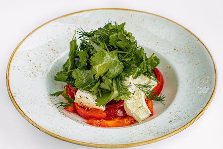 Салат из помидоров с домашним сыром