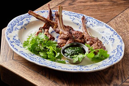 Каре ягнёнка с соусом чимичурри