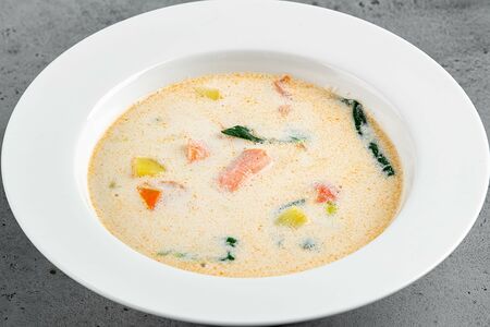 Сливочный суп с лососем и молодым картофелем