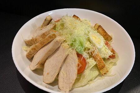 Салат Цезарь с курицей