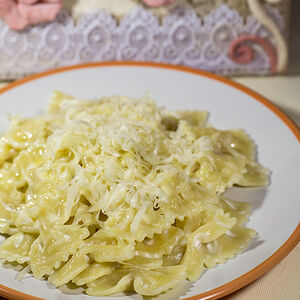 Бантики со сливочным соусом и сыром