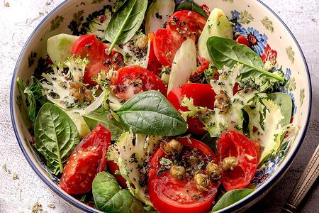 Овощной салат с томатами, огурцом и зеленью