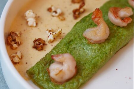 Зеленый омлет с креветками