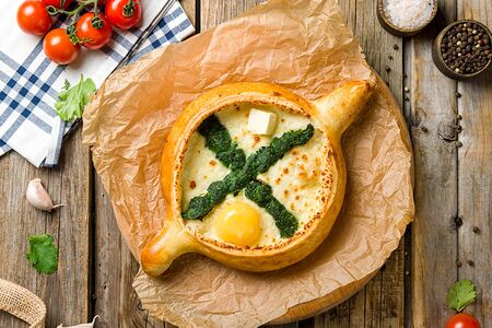 Хачапури по-аджарски со шпинатом и сыром