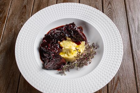 Говяжьи щечки в брусничном соусе с картофельным пюре