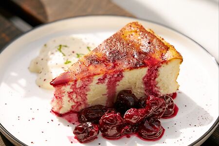 Баскский чизкейк, вишня, сливочный крем