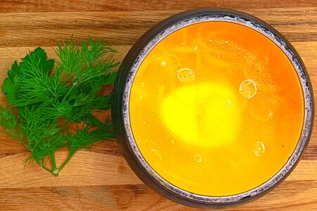 Куриный суп с лапшой и яйцом