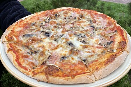 Пицца с ветчиной и грибами