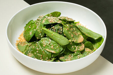 Салат с чукой и шпинатом