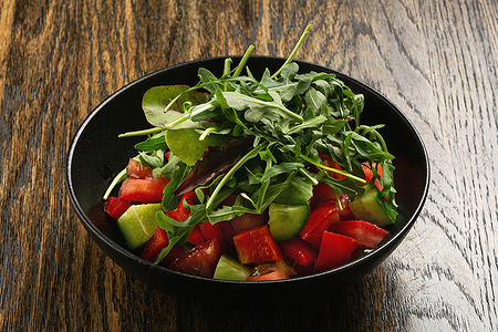 Салат из свежих овощей с кукурузным маслом