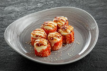 Запеченный ролл с крабом и моцареллой