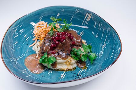 Говяжьи щечки с картофельным пюре и ягодой