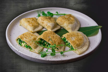 Чебуреки с чесночной травой