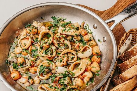 Ассорти из морепродуктов с чесноком и петрушкой