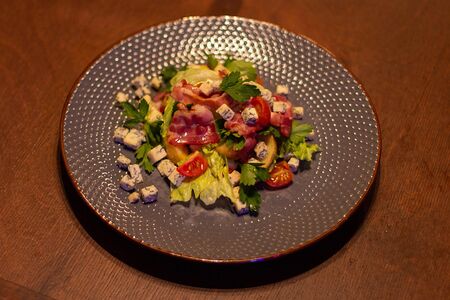 Теплый салат с картофелем и беконом