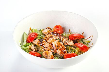 Салат с жаренным лососем