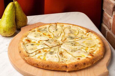 Пицца с грушей и горгондзолой