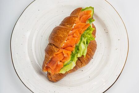 Круассан с лососем