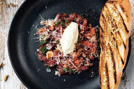 Тартар из говядины с кремом из пряных трав