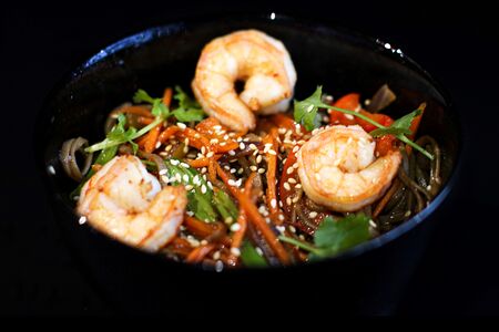 Лапша якисоба с креветками