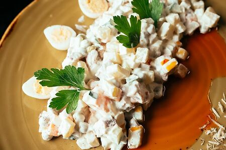 Оливье с языком и телятиной