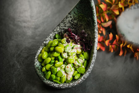 Бобы эдамаме с ореховым соусом